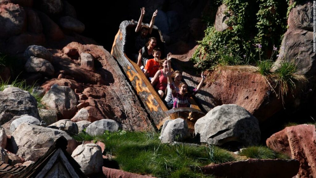 Disney fans say to Splash Mountain, inspired by the song "South", should be rehemiran