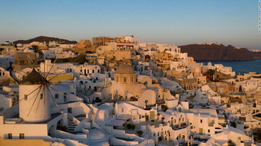 What happened on Santorini when the tourist 'machine' stopped