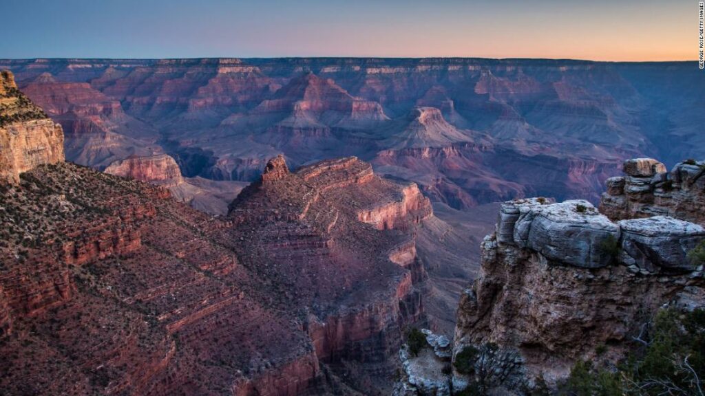 The mountaineering canyon dies in the fall near Mather Point