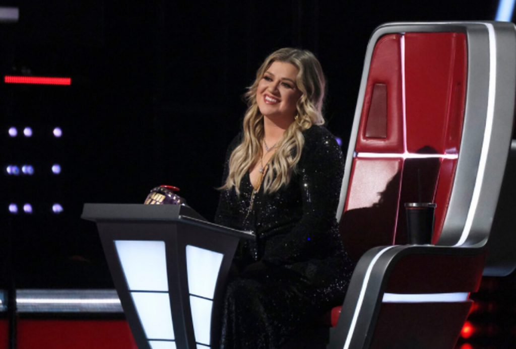 15-year-old small Michigan town 'Kelly Clarkson explodes on' The Voice '
