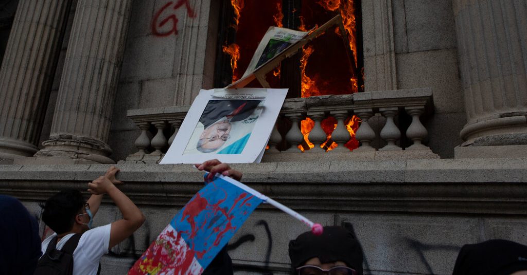 Protesters in Guatemala set fire to Congress due to spending cuts