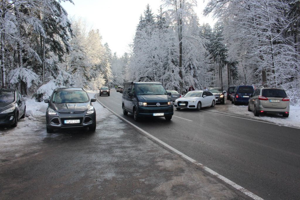 Mayhem on Dobel on Boxing Day: People flock to the snow-covered spa area