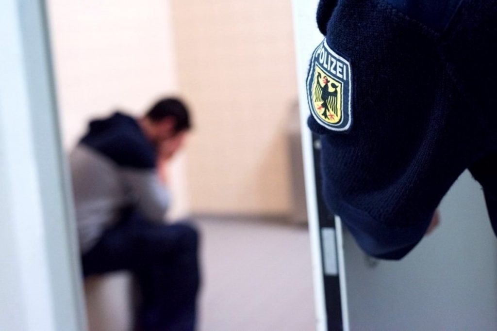 Federal Police seize smugglers: 23 people brought to Bavaria "in a closed place"