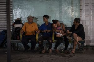 La hondureña familia Herrera y la salvadoreña Elba Salinas, tras haber cruzado el río Suchiate, en la frontera entre Guatemala y México.