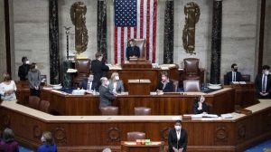 Senator yang memimpin sidang pemakzulan Trump, dilarikan ke rumah sakit setelah terlihat tidak sehat saat bersumpah sebagai juri.