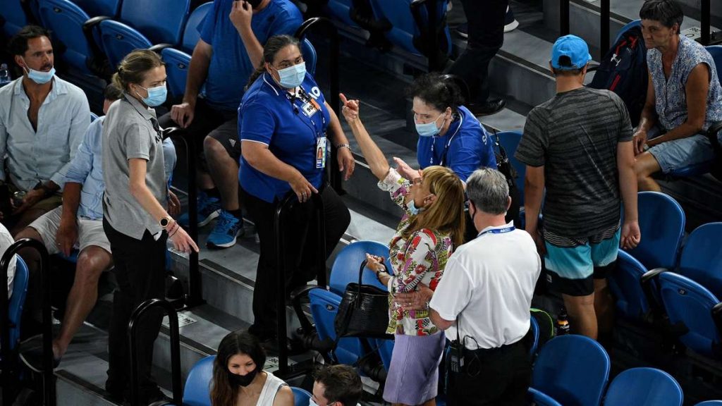 Australian Open: Middle finger scandal in Nadal's victory - "Drink a lot of gin or tequila"