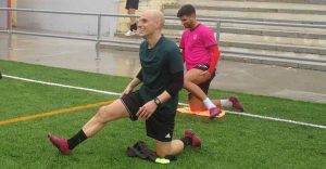 Javi Hervás estirando en un entrenamiento con el Espeleño.