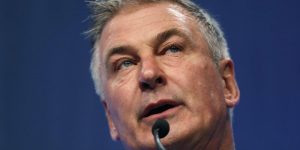 Alec Baldwin disrupts Twitter: USA is a "tense" place