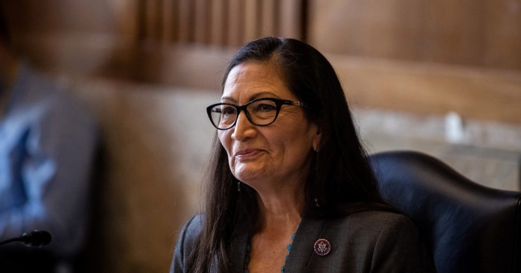 Deb Haaland confermato come primo segretario degli interni degli Stati Uniti nativi