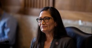 Deb Haaland confermato come primo segretario degli interni degli Stati Uniti nativi