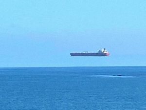 "Ships Fly": In England I photographed a ship that appears to be hanging in the sky - News on UNN