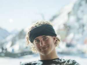 This athlete is snowboarding the snow-covered streets of Switzerland - La Razon