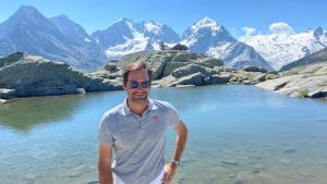 Roger Federer, con un paisaje suizo de fondo.