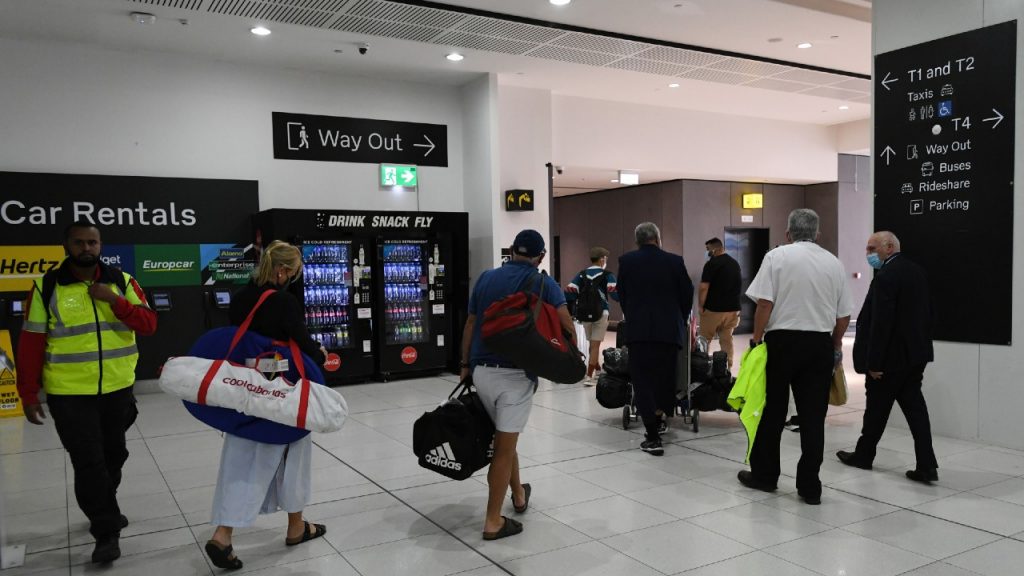 Australia temporarily suspends flights from India due to COVID - Noticieros Televisa