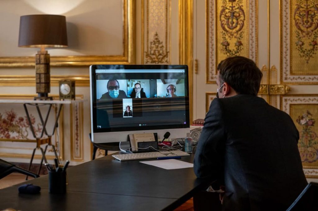 Un iMac pas tout récent sur le bureau d