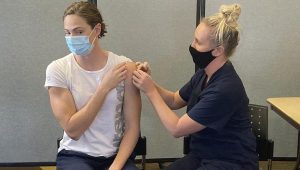 La nadadora ‘aussie’ Cate Campbell vacunándose con Pfizer en la Queensland Academy of Sport en Brisbane