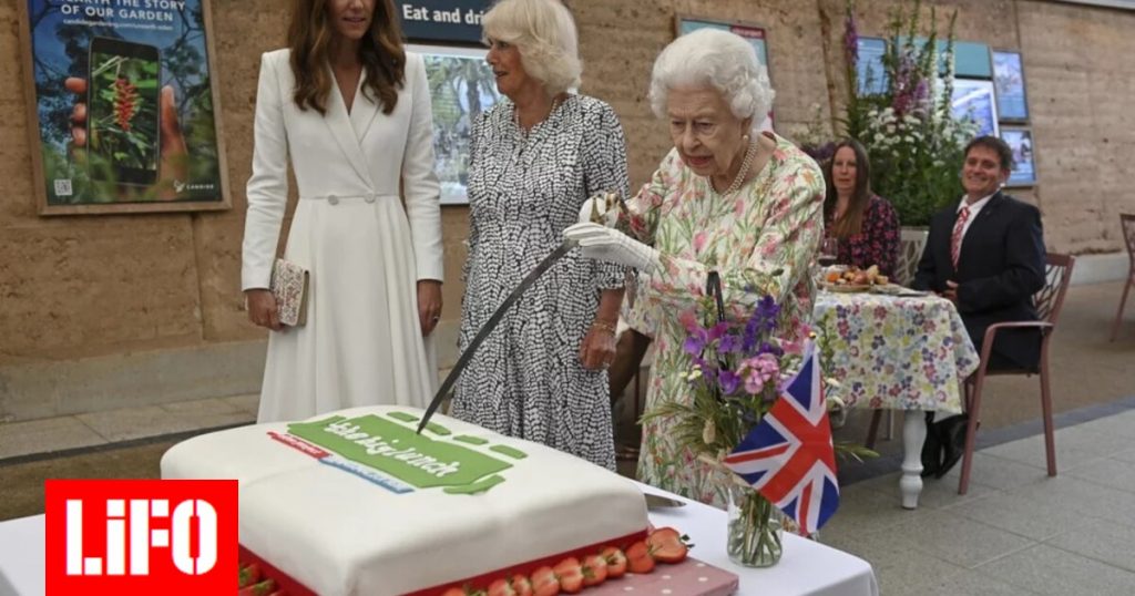 Queen Elizabeth cuts the cake with a sword - Kate and Camilla laugh [ΒΙΝΤΕΟ]