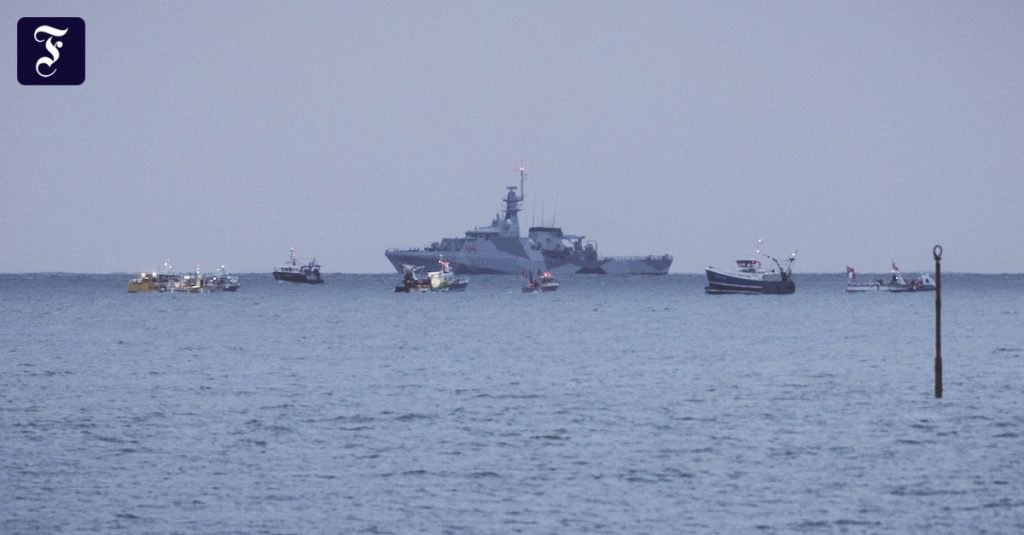 French fishermen and the British Navy leave Jersey