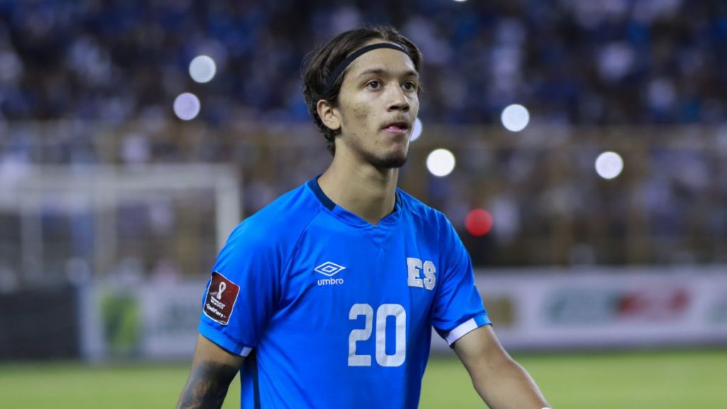 Enrico Dueñas en partido de El Salvador en contra de México en la Eliminatoria CONCACAF desde el Cuscatlán.