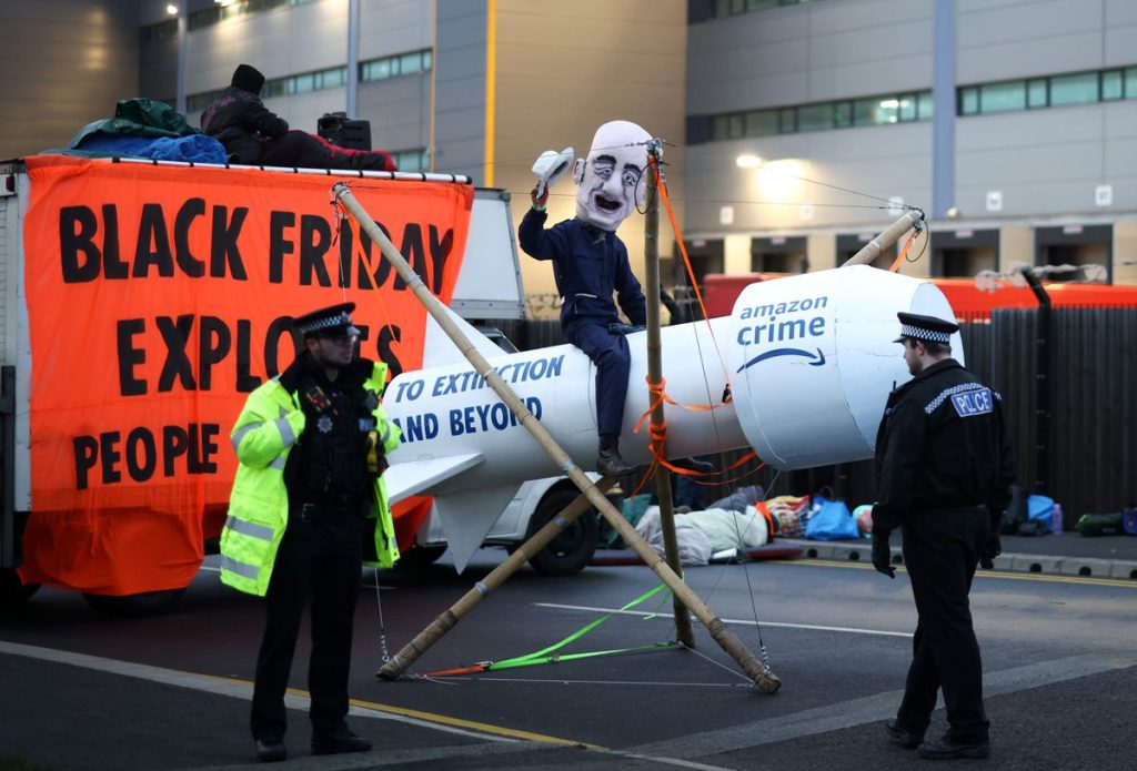 Extinction Rebellion: Climate activists block UK's largest Amazon warehouse during Black Friday |  Economie