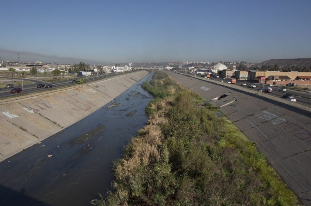 El río Tijuana fluye entre México y Estados Unidos con una longitud de 195 km en la costa del Pacífico de Baja California y el sur de California.