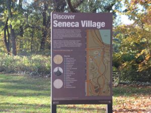 Ein Schild weist hin auf das einstige Seneca Village im Central Park, die erste New Yorker Ansiedlung befreiter Afro-Amerikaner. Foto: Christina Horsten/dpa Foto: dpa