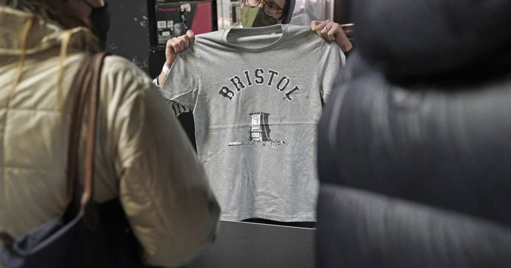 Banksy 'wearing the shirt' accused of demolishing statue of cyclists in the UK - El Financiero