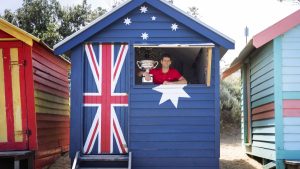 Novak Djokovic posa antes los medios con el trofeo de campeón del Open de Australia 2021.