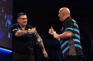 Gary Anderson (links) und Rob Cross lieferten sich einen spannenden Schlagabtausch. Foto: dpa/Steven Paston