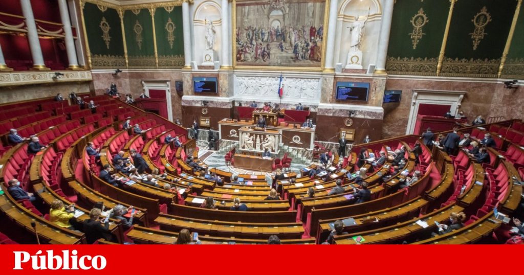 French deputies approve the "permissibility" of vaccinating Macron |  COVID-19