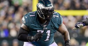 Jason Peters, Eagles agree to one-year contract and position change