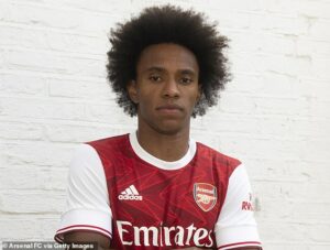 Brazilian winger Willian completed his free transfer move to Arsenal on Friday