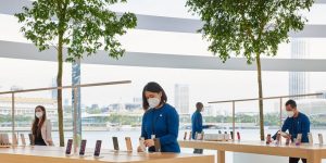 Apple designs the face mask with a "unique" look for retail employees