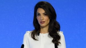 Amal Clooney resigns from the British government's position on Boris Johnson's proposal to cancel the Brexit agreement