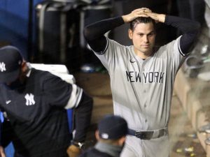 The Yankees complain about the lighting, and the pitches are tilted after losing to the Blue Jays