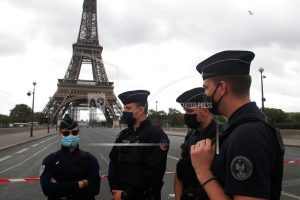 French gang attack the police station with fireworks and metal bars