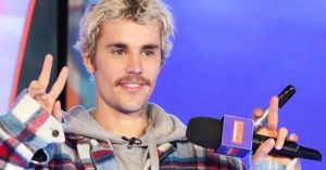 The live Saturday Night show conceals Justin Bieber's smile