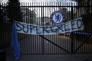 “Súper codicia” decía una manta que los aficionados del Chelsea colocaron en una entrada del estadio Stamford Bridge, casa de los Blues. Los hinchas protestaron muy enfadados antes de que se hiciera oficial la salida de los equipos ingleses de la Superliga.