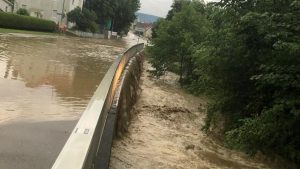 Am Ortseingang von Stetten trat der Reichenbach über die Ufer und setzte die Hechinger Straße unter Wasser.