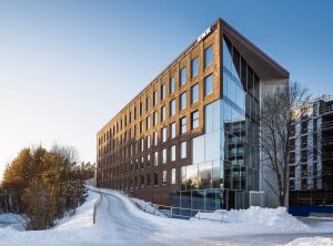 Rötlich-braunes Bürohaus von. Quadoro mit viel Glas, noch im Schnee