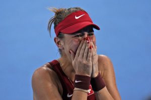 La tenista suiza Belinda Bencic se emociona tras derrotar a la kazaja Elena Rybakina en la semifinal del torneo femenino de tenis de los Juegos de Tokio, el 29 de julio de 2021, en Tokio, Japón. (AP Foto/Seth Wenig)