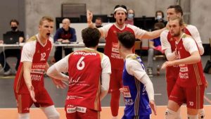 Blake Leeson (l.) im Trikot des schweizerischen Volleyball-Clubs Lausanne, für den der US-Amerikaner in der vergangenen Saison spielte. 