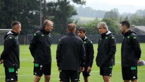 Manuel Pellegrini conversa con sus ayudantes durante un entrenamiento en el stage de Bad Ragaz (Suiza)  