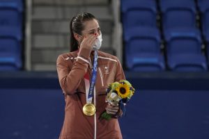 La suiza Belinda Bencic llora en el podio tras recibir la medalla de oro en el tenis individual de los Juegos Olímpicos, el domingo 1 de agosto de 2021, en Tokio (AP Foto/Seth Wenig)