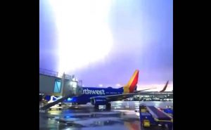 Captan tormenta eléctrica sobre aeropuerto de Texas, en Estados Unidos