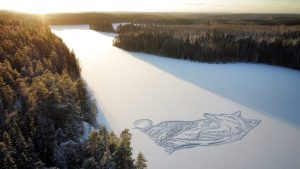 Dibujo de lobo sobre el hielo en lago de Dinamarca (AP)