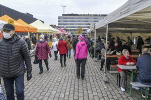 Vista del mercado dominical de Hakaniemi, en medio del brote de la enfermedad por coronavirus (COVID-19) en Helsinki, Finlandia