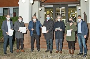 Unser Foto zeigt (vlnr) Erster Beigeordneter Maik Licher, Bürgermeister Joshua Pawlak, Innenminister Klaus Bouillon, Umweltminister Reinhold Jost, Gerhard Kerber, Nicole Enzweiler, Raphael Schäfer. MdL.