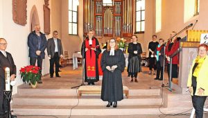 Pfarrerin Christina Günther-Fiedler (vorne Mitte) bei der feierlichen Amtseinführung durch Dekanin Bärbel Schäfer (hinten Mitte) und den Haltinger Kirchengemeinderat Foto: Rolf Rhein